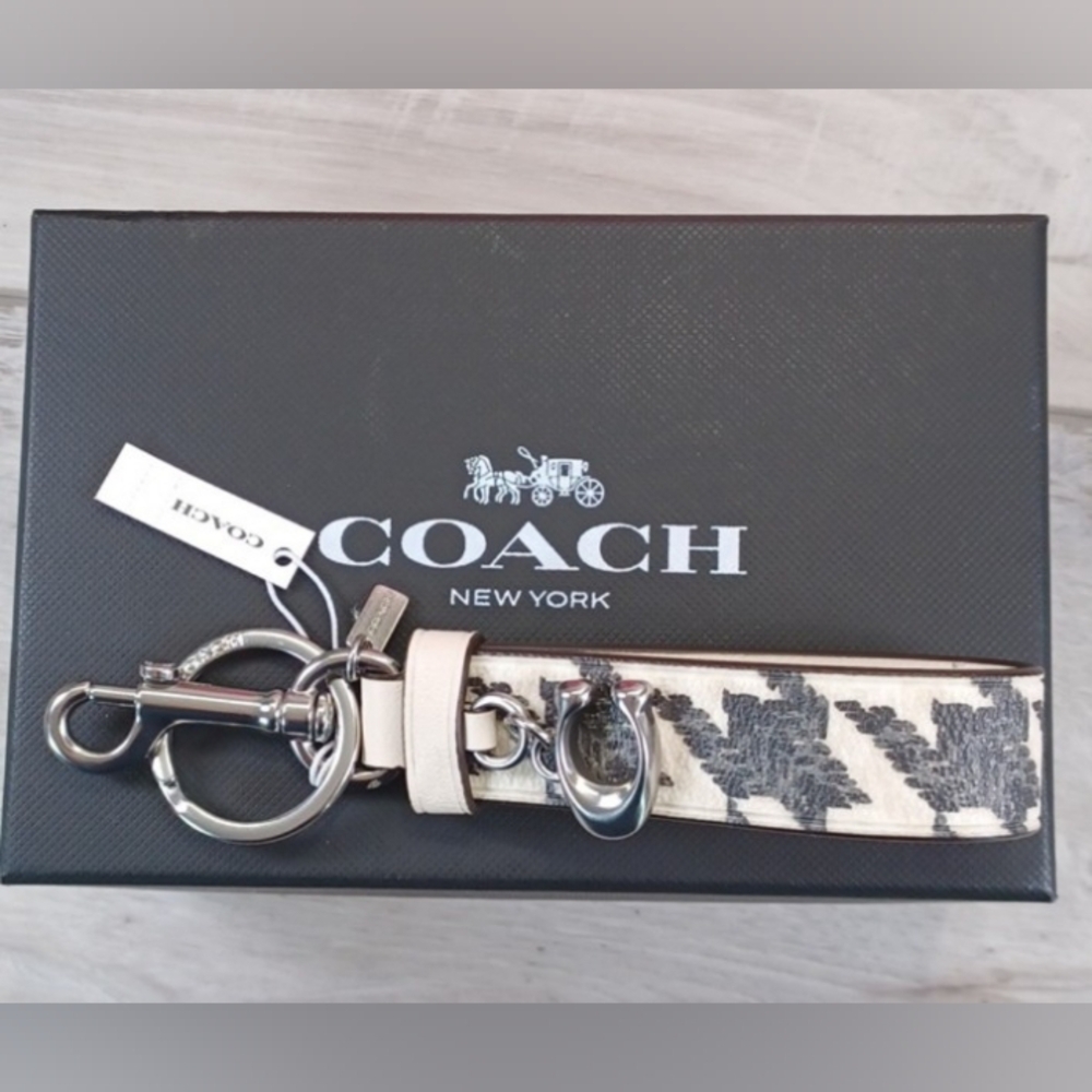 Coach Keyring Houndstooth NWT - Picture 2 of 9